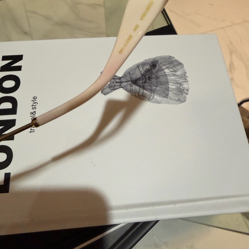 Authentic Gucci Geometric Oversized Frame Sunglasses - Picture 7 of 7